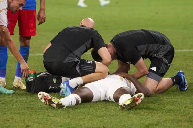 Bükreş, Romanya. 13 Ağustos 2024: Spartalı Victor Olatunji, UEFA Şampiyonlar Ligi 'nde, Steaua Stadyumu' nda FCSB ve AC Sparta Praha arasında oynanan üçüncü tur ikinci tur futbol maçında kutuda faul yaptıktan sonra tıbbi yardım aldı. 