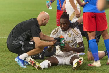 Bükreş, Romanya. 13 Ağustos 2024: Spartalı Victor Olatunji, UEFA Şampiyonlar Ligi 'nde, Steaua Stadyumu' nda FCSB ve AC Sparta Praha arasında oynanan üçüncü tur ikinci tur futbol maçında kutuda faul yaptıktan sonra tıbbi yardım aldı. 