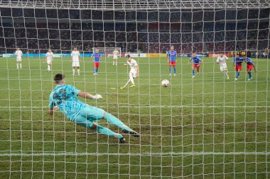 Bükreş, Romanya. 13 Ağustos 2024: Spartalı Veljko Birmanceviç, UEFA Şampiyonlar Ligi 'nde FCSB ile FCSB arasında oynanan üçüncü ön eleme 2. tur futbol karşılaşmasında penaltı noktasından Stefan Tarnovanu' ya ikinci golü attı. 