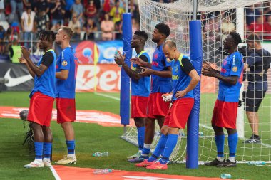 Bükreş, Romanya. 13 Ağustos 2024: FCSB oyuncuları, Bükreş 'teki Steaua Stadyumu' nda FCSB ile AC Sparta Praha arasında oynanan UEFA Şampiyonlar Ligi üçüncü ön eleme karşılaşmasında taraftarları selamladı..