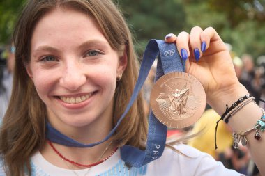 Bükreş, Romanya. 16 Ağustos 2024: Romen jimnastikçi Ana Maria Barbosu, Bükreş 'te düzenlenen törenin sonunda yer etkinliğinde kazandığı Olimpiyat bronz madalyasıyla poz verdi. Barbosu madalyayı, Amerikalı rütbesinden birkaç hafta sonra aldı. 