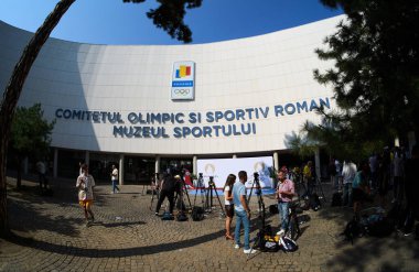 Bükreş, Romanya. 16 Ağustos 2024: Rumen jimnastikçi Ana Maria Barbosu 'nun (resimde değil) Bükreş' te düzenlenen yer etkinliğinde kazandığı 2024 Olimpiyat madalyası sonrasında Romanya Olimpiyat ve Spor Komitesi genel merkezi. Barbosu