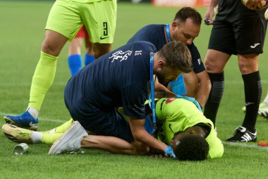 Bükreş, Romanya. 17 Ağustos 2024: Samuel Oum Gwet, Romanya 2024-2025 futbol şampiyonlarının ilk ligi olan Superliga 'nın 6. turunda FCSB ile Politehnica Iasi arasında oynanan futbol maçında faul yaptıktan sonra tıbbi tedavi gördü
