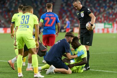 Bükreş, Romanya. 17 Ağustos 2024: Samuel Oum Gwet, Romanya 2024-2025 futbol şampiyonlarının ilk ligi olan Superliga 'nın 6. turunda FCSB ile Politehnica Iasi arasında oynanan futbol maçında faul yaptıktan sonra tıbbi tedavi gördü