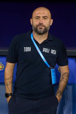Bükreş, Romanya. 17 Ağustos 2024: Politehnica Iasi teknik direktörü Portekizli Anthony da Silva, Romanya 2024-2025 futbol şampiyonasının ilk turu olan Superliga 'nın 6. turunda FCSB ile Politehnica Iasi arasında oynanan futbol karşılaşmasında,