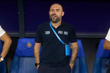 Bükreş, Romanya. 17 Ağustos 2024: Politehnica Iasi teknik direktörü Portekizli Anthony da Silva, Romanya 2024-2025 futbol şampiyonunun ilk ligi olan Superliga 'nın 6. turunda FCSB ile Politehnica Iasi arasında oynanan futbol karşılaşmasında tepki gösterdi.