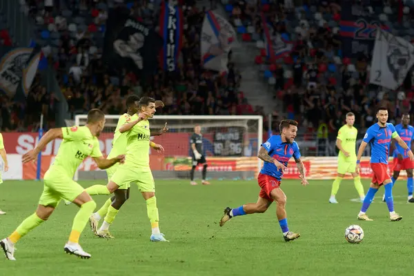 stock image Bucharest, Romania. 17th Aug, 2024: Alexandru Baluta (R) of FCSB attacks with the ball during the football match between FCSB and Politehnica Iasi in the 6th round of Superliga, the first league of the Romanian 2024-2025 football championship, at the