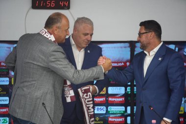 Bükreş, Romanya. 21 Ağustos 2024: FC Rapid 'in finansörü Dan Sucu (L), Fotbal Club Rapid Bükreş' in yeni teknik direktörü Marius Sumudica (C) 'nin bir basın toplantısında Rapid başkanı Viorel Moldovan' ı (R) karşıladı., 