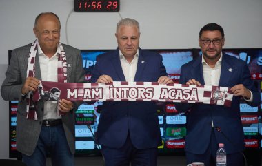 Bükreş, Romanya. 21 Ağustos 2024: FC Rapid ve Viorel Moldovan 'ın (R) finansörü Dan Sucu (L), Fotbal Club Rapid Bükreş' in yeni teknik direktörü Marius Sumudica (C) 'nin bir basın toplantısında poz verdi.,