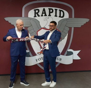 Bükreş, Romanya. 21 Ağustos 2024: FC Rapid başkanı Viorel Moldovan (R), Fotbal Club Rapid Bükreş 'in yeni teknik direktörü Marius Sumudica' nın Bükreş 'teki Superbet Arena-Giulesti kentinde düzenlediği basın toplantısında poz verdi.