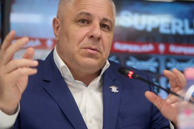 Bükreş, Romanya. 21 Ağustos 2024: Fotbal Club Rapid Bükreş 'in yeni teknik direktörü Marius Sumudica Bükreş' teki Superbet Arena-Giulesti 'de düzenlenen basın toplantısında tanıtıldı..