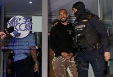 Bükreş, Romanya. 21 Ağustos 2024: Andrew Tate (C) onu kardeşi Tristan Tate takip ediyor Organize Suç ve Terörizm Soruşturma Müdürlüğü 'nden kelepçe ile ayrıldı