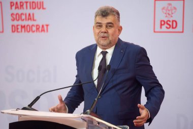 Bükreş, Romanya. 22 Ağustos 2024: PSD genel başkanı ve Romanya başbakanı Marcel Ciolacu, Bükreş 'teki ROMEXPO Sergi Merkezi' nde düzenlenen Sosyal Demokrat Parti Kongresi 'nin (PSD) sonunda gazetecilerin sorularını yanıtladı. Congr sırasında