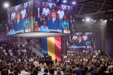 Bükreş, Romanya. 22 Ağustos 2024: PSD genel başkanı ve Romanya başbakanı Marcel Ciolacu, ROMEXPO C Sergisi 'nde düzenlenen Sosyal Demokrat Parti (PSD) Kongresi sırasında Romanya Cumhurbaşkanlığına adaylığını açıklayan bir konuşma yaptı.