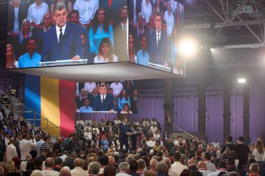 Bükreş, Romanya. 22 Ağustos 2024: PSD genel başkanı ve Romanya başbakanı Marcel Ciolacu, ROMEXPO C Sergisi 'nde düzenlenen Sosyal Demokrat Parti (PSD) Kongresi sırasında Romanya Cumhurbaşkanlığına adaylığını açıklayan bir konuşma yaptı.