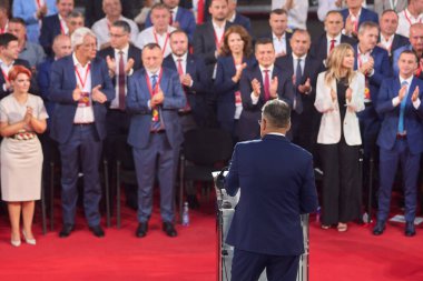 Bükreş, Romanya. 22 Ağustos 2024: PSD genel başkanı ve Romanya başbakanı Marcel Ciolacu, ROMEXPO C Sergisi 'nde düzenlenen Sosyal Demokrat Parti (PSD) Kongresi sırasında Romanya Cumhurbaşkanlığına adaylığını açıklayan bir konuşma yaptı.