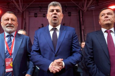Bükreş, Romanya. 22 Ağustos 2024: Paul Stanescu (L), PSD genel sekreteri Marcel Ciolacu (C), PSD genel başkanı ve Romanya başbakanı ve Sorin Grindeanu (R), PSD 'nin ilk başkan yardımcısı, Sosyal Demokrat Parti Kongresi (PSD) sırasında), 