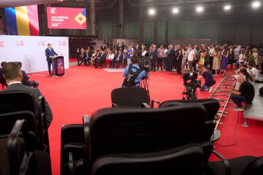 Bükreş, Romanya. 22 Ağustos 2024: PSD genel başkanı ve Romanya başbakanı Marcel Ciolacu, Bükreş 'teki ROMEXPO Sergi Merkezi' nde düzenlenen Sosyal Demokrat Parti Kongresi 'nin (PSD) sonunda gazetecilerin sorularını yanıtladı. Congr sırasında