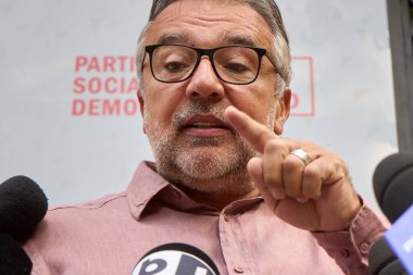 Bükreş, Romanya. 26 Ağustos 2024: Sosyal Demokrat Parti (PSD) sözcüsü Senatör Lucian Romascanu, PSD Ulusal Siyasi Bürosu 'nun Bükreş' teki genel merkezinde yaptığı toplantı sonrasında basın mensuplarına konuştu.