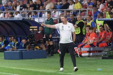 Bükreş, Romanya. 29 Ağustos 2024: UEFA Avrupa Ligi 'nde LASK (Linzer Athletik-Sport-Klub) teknik direktörü Thomas Darazs, FCSB ile LASK arasında oynanan play-off 2..