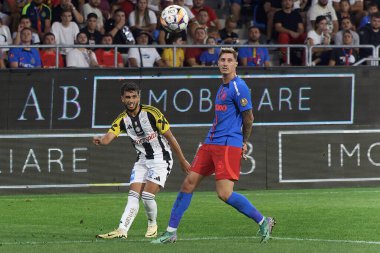 Bükreş, Romanya. 29 Ağustos 2024: LASK 'den Adil Taoui (L), topu FCS' den David Miculescu 'nun (R) yanına attı