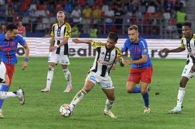 Bükreş, Romanya. 29 Ağustos 2024: LASK 'den Adil Taoui (C), UEFA Avrupa Ligi, FCSB ile LASK arasında oynanan play-off maçında topla Bükreş' teki Steaua Stadyumu 'nda mücadele etti..