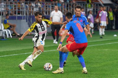 Bükreş, Romanya. 29 Ağustos 2024: LASK 'den Adil Taoui (L), UEFA Avrupa Ligi, FCSB ile LASK arasında oynanan play-off maçında topla Bükreş' teki Steaua Stadyumu 'nda mücadele etti..