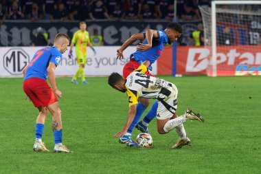 Bükreş, Romanya. 29 Ağustos 2024: LASK 'den Adil Taoui (44), UEFA Avrupa Ligi' nden Malcom Edjouma ile Bükreş 'teki Steaua Stadyumu' ndaki Steaua Stadyumu 'nda oynanan play-off 2..