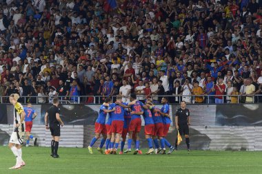 Bükreş, Romanya. 29 Ağustos 2024: FCSB oyuncuları, Bükreş 'teki Steaua Stadyumu' nda oynanan UEFA Avrupa Ligi, Play-off 'ların FCSB ile LASK arasında oynanan 2..