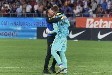 Bükreş, Romanya. 29 Ağustos 2024: Marius Popa (L), FCSB kaleci teknik direktörü ve Stefan Tarnovanu (R), FCSB kalecisi, UEFA Avrupa Ligi 'nin bitişini, FCSB ile LASK arasında oynanan play-off 2. futbol maçını Bucha' daki Steaua Stadyumu 'nda kutladılar.