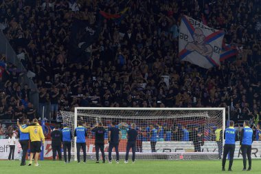 Bükreş, Romanya. 29 Ağustos 2024: FCSB oyuncuları, Bükreş 'teki Steaua Stadyumu' nda oynanan FCSB ile LASK arasında oynanan UEFA Avrupa Ligi play-off 'un 2. maçını kutladı..