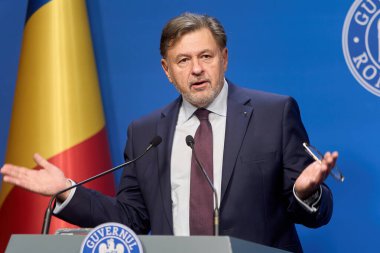 Bükreş, Romanya. 4 Eylül 2024: Romanya Sağlık Bakanı Alexandru Rafila, Romanya Hükümeti 'nin genel merkezi Victoria Sarayı' ndaki hükümet toplantısı sonrasında basın toplantısında konuştu..