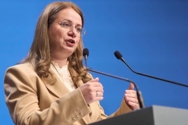 Bükreş, Romanya. 4 Eylül 2024: Romanya Eğitim Bakanı Ligia Deca, Romanya Hükümeti 'nin genel merkezi Victoria Sarayı' ndaki hükümet toplantısı sonrasında basın toplantısında konuştu..
