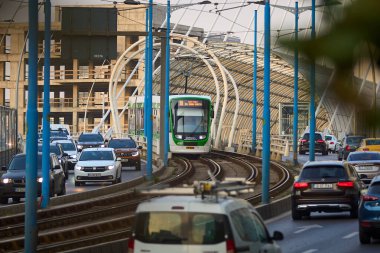 Bükreş, Romanya - 04 Eylül 2024: ASTRA Imperio Metropolitan, Romen çift eklemli tramvay, Basarab Üstgeçidi üzerinde alçak zemin ve yüksek ulaşım kapasitesine sahip.