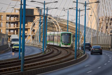 Bükreş, Romanya - 04 Eylül 2024: ASTRA Imperio Metropolitan, Romen çift eklemli tramvay, Basarab Üstgeçidi üzerinde alçak zemin ve yüksek ulaşım kapasitesine sahip.