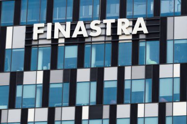 Bükreş, Romanya - 04 Eylül 2024: İngiliz finans teknoloji şirketi Finastra 'nın logosu Bükreş' teki genel merkez binasının tepesinde görülüyor.