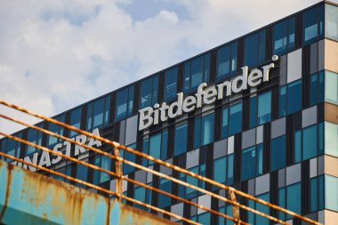 Bükreş, Romanya - 04 Eylül 2024: İngiliz finans teknoloji şirketi Finastra ve Bitdefender 'in logosu Bükreş' teki genel merkez binalarının tepesinde görüldü.