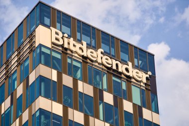 Bükreş, Romanya - 04 Eylül 2024: Romanya 'nın Bükreş kentindeki Orhideea Kuleleri' nin tepesinde Romen siber güvenlik ve virüs karşıtı yazılım şirketi Bitdefender 'in logosu görülüyor.