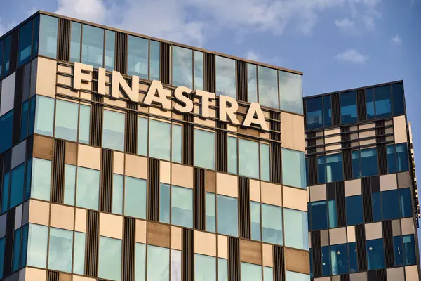 Bükreş, Romanya - 04 Eylül 2024: İngiliz finans teknoloji şirketi Finastra 'nın logosu Bükreş' teki genel merkez binasının tepesinde görülüyor.