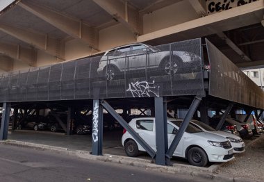 Bükreş, Romanya - 04 Eylül 2024: Basarab Üstgeçidi altındaki boş alandaki metal yapının çok katlı otoparkı.