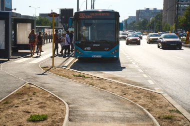 Bükreş, Romanya - 04 Eylül 2024: Bükreş Ulaştırma Toplumu otobüsü Ghencea mahallesindeki bir istasyonda durdu.