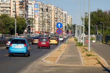 Bükreş, Romanya - 04 Eylül 2024: Ghencea mahallesinde kaldırımların rehabilitasyonu ve bisiklet yolları inşaatı sahası.