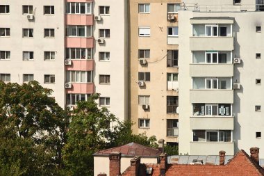 Bükreş, Romanya. 13 Eylül 2024: İtfaiyecilerin eski gözlem kulesinin yüksek gözlem güvertesinden Bükreş üzerinde yüksek görüş (Foisorul de Foc)