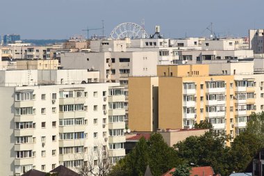 Bükreş, Romanya. 13 Eylül 2024: İtfaiyecilerin eski gözlem kulesinin yüksek gözlem güvertesinden Bükreş üzerinde yüksek görüş (Foisorul de Foc)