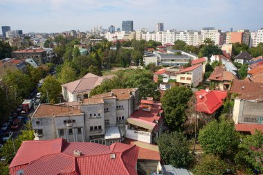 Bükreş, Romanya. 13 Eylül 2024: İtfaiyecilerin eski gözlem kulesinin yüksek gözlem güvertesinden Bükreş üzerinde yüksek görüş (Foisorul de Foc)