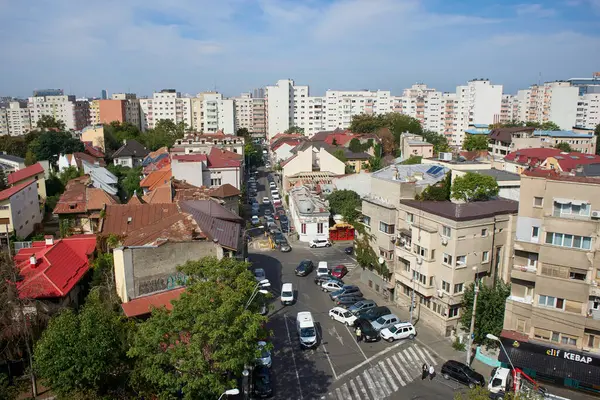 Bükreş, Romanya. 13 Eylül 2024: İtfaiyecilerin eski gözlem kulesinin yüksek gözlem güvertesinden Bükreş üzerinde yüksek görüş (Foisorul de Foc)