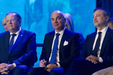 Bükreş, Romanya. 15. Sep, 2024: Rares Bogdan (C), PNL Birinci Başkan Yardımcısı ve MEP, PNL başkan yardımcıları Gheorghe Flutur (L) ve MEP Dan Motreanu (R) Ulusal Liberal Parti Konseyi 'ne (PNL) katıldı)