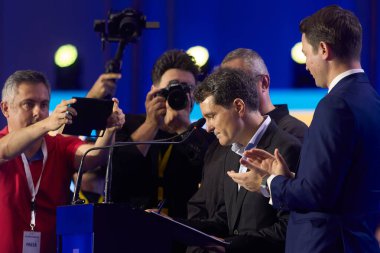 Bükreş, Romanya. 15 Eylül 2024: Bükreş Belediye Başkanı Nicusor Dan, Ulusal Liberal Parti Ulusal Konseyi (PNL) sırasında Romanya cumhurbaşkanlığı için Nicolae Ciuca 'nın adaylığını imzaladı)