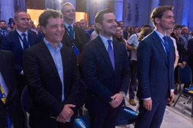 Bükreş, Romanya. 15. Sep, 2024: Nicusor Dan (L), Bükreş Belediye Başkanı Stelian Bujduveanu (C), Bükreş belediye başkan yardımcısı ve Andrei Baciu (R) Ulusal Liberal Parti Ulusal Konseyi 'ne (PNL) katıldı)