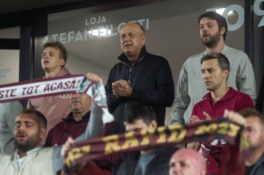 Bükreş, Romanya. 9 Sep, 2024: Dan Sucu (C), FC Rapid 'in finansörü, oğlu Dan Matei Sucu (L) ve takım ortağı Victor Angelescu (R) takımlarını FC Rapid ve U Cluj arasında oynanan 9.